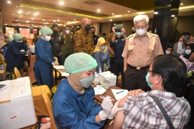 
					Wagub Mawardi Buka Vaksinasi Sampoerna Untuk Indonesia