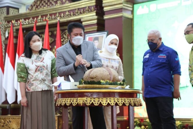 
					Herman Deru Salurkan Bantuan KUR Senilai Rp4 Miliar ke Paguyuban Bakso