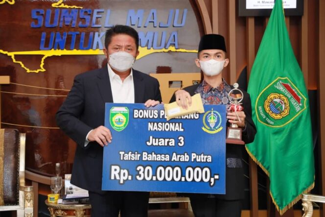 
Jadi Juara Nasional, Herman Deru Beri Bonus Qoriah-Qoriah Sumsel