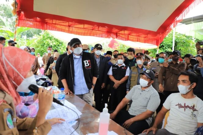 
Herman Deru Minta Semua Kepala Daerah Tak Sungkan Lakukan Vaksinasi Door to Door