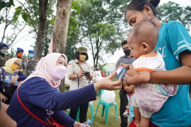 
Momen Hari Ibu, TP PKK Sumsel Berbagi Paket Sembako