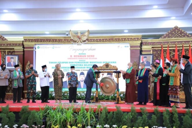 
Kemenag RI Anugrahi Herman Deru Sebagai Tokoh Pelopor dan Penggerak Moderasi Beragama Sumsel