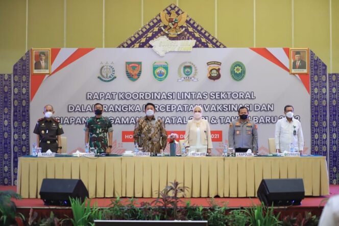 
					Disaksikan Herman Deru, Bupati/Wali Kota se-Sumsel Tanda Tangan Komitmen Keroyok Vaksin