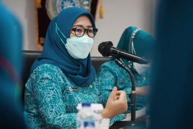 
Feby Deru Webinar Bertajuk Tepak Songket Bersama PKK Kabupaten/Kota