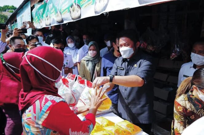 
					Stabilkan Harga Bahan Pokok, Herman Deru Gelar Operasi Pasar