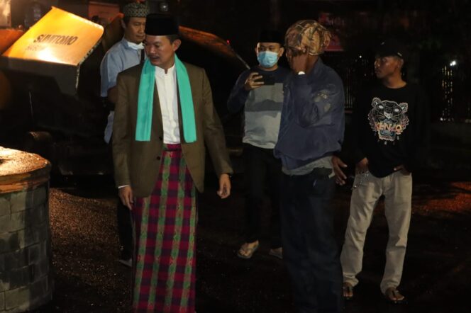 
Tinjau Pengaspalan Jalan, Harnojoyo Ajak Warga Jaga Fasilitas Publik