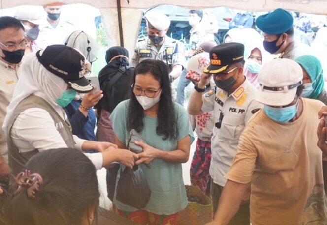 
Tinjau Pasar Murah, Wawako Fitrianti Jualan Minyak Goreng