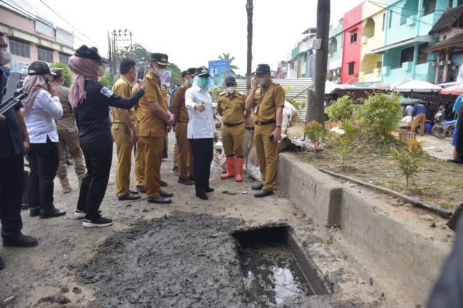 
Tinjau Jalan di Pasar Perumnas, Wawako Ingatkan Kepala Pasar dan Pedagang