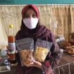Peserta asal Desa Pangkalan Bulian Dayung, Diah Lestari Swestia, memperlihatkan produk unggulannya, yakni Keripik Pisang dan Madu Asli pada kegiatan Pelatihan Petugas Desain Kemasan UP2K Desa se-Kecamatan Batanghari Leko, Kabupaten Musi Banyuasin, Provinsi Sumsel, di Ruang Rapat Sengeo, Kantor Camat Batanghari Leko, Senin (24/1/2022). (Foto: DOk. PT MBJ)