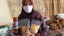 Peserta asal Desa Pangkalan Bulian Dayung, Diah Lestari Swestia, memperlihatkan produk unggulannya, yakni Keripik Pisang dan Madu Asli pada kegiatan Pelatihan Petugas Desain Kemasan UP2K Desa se-Kecamatan Batanghari Leko, Kabupaten Musi Banyuasin, Provinsi Sumsel, di Ruang Rapat Sengeo, Kantor Camat Batanghari Leko, Senin (24/1/2022). (Foto: DOk. PT MBJ)