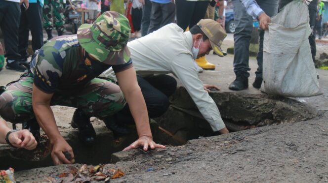 
Harnojoyo dan Kodim 0418 Bersih-bersih di Sekanak Lambidaro