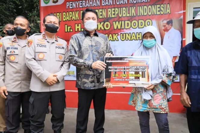 
Herman Deru dan Kapolda Sumsel Serahkan Bantuan Rumah dari Presiden Jokowi kepada Mak Unah
