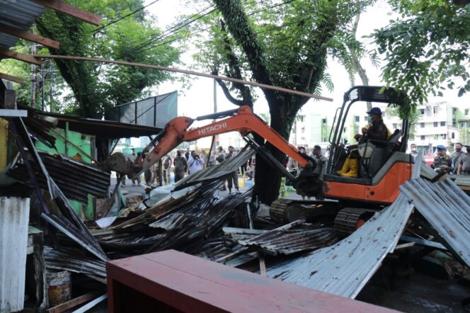 
Satpol PP Palembang Tertibkan Bangunan di Kawasan Wisata Sekanak Lambidaro