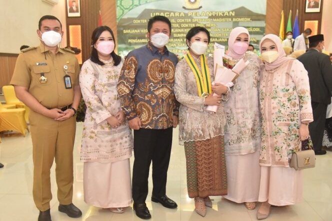 
Herman Deru Harapkan Lulusan Kedokteran Unsri Siap Mengabdikan Diri Hingga ke Pelosok Desa