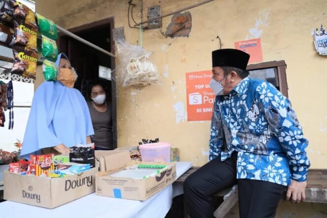 
Herman Deru Berikan Bantuan Pengobatan Gratis Bagi Penderita Tumor