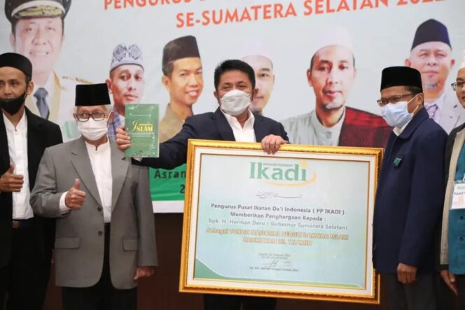 
PP IKADI Anugarahi Herman Deru Penghargaan Sebagai Tokoh Nasional Peduli Dakwah Islam Rahmatan Lil’Alamin