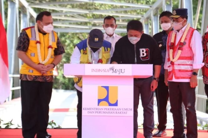 
Dampingi Menteri PUPR Resmikan Jembatan Tanjung Lontar OKU, Herman Deru Jawab Keinginan Masyarakat