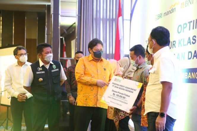 
Herman Deru Dampingi Menko Perekonomuan Salurkan KUR untuk UMKM di Sumsel