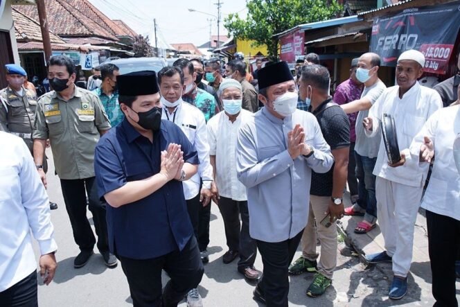 
Berbagi Paket Sembako Untuk Warga 15 Ulu, Herman Deru Apresiasi Kedermawanan Abah Toyib