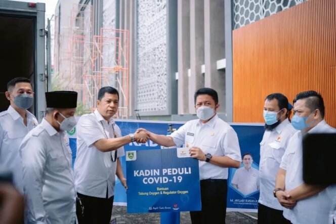 
Herman Deru Segera Sebar Bantuan Tabung Oksigen KADIN ke Rumkit di Sumsel