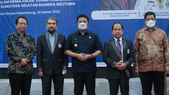 
Komitmen Tingkatkan Kapasitas Dosen di Sumsel, Ketum APTISI Beri Herman Deru Penghargaan