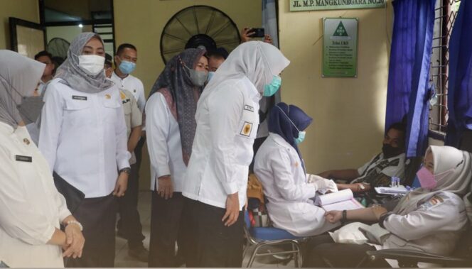 
Wawako Fitrianti Tinjau Donor Darah di Ilir Timur Tiga