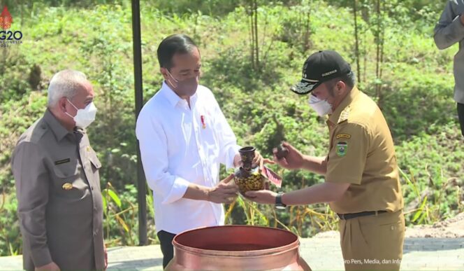 
Presiden Jokowi Terima Air dan Tanah Simbol Keberagaam Bumi Sriwijaya
