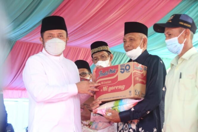 
Herman Deru Salurkan Bantuan Sembako Untuk Masyarakat Desa Campang Tiga