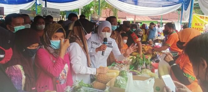 
Warga Serbu Bazar Murah Ramadan di Ilir Timur Dua