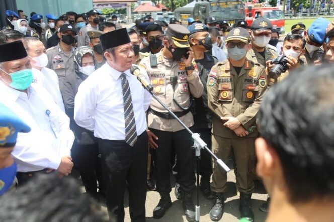 
Herman Deru Temui Langsung Pengunjuk Rasa, Terima Aspirasi Ratusan Mahasiswa