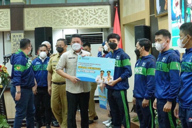 
Herman Deru Bagikan Bonus Atlet  Peraih Medali PON dan Peparnas Papua