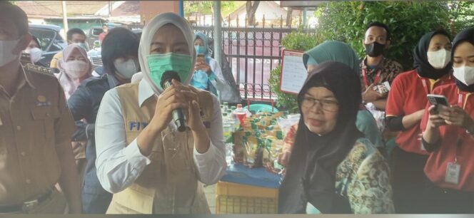 
Kebutuhan Daging Meningkat, Emak-Emak Serbu Bazar Ramadan Pemkot Palembang