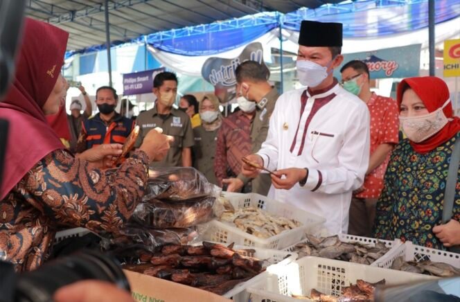 
Bazar Murah di Palembang Bantu Kendalikan Harga di Pasaran