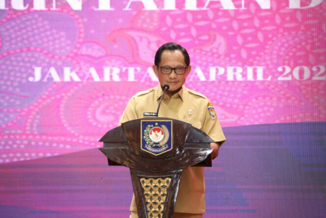 
Mendagri Minta Camat Terus Kampanyekan Disiplin Prokes dan Percepat Vaksinasi