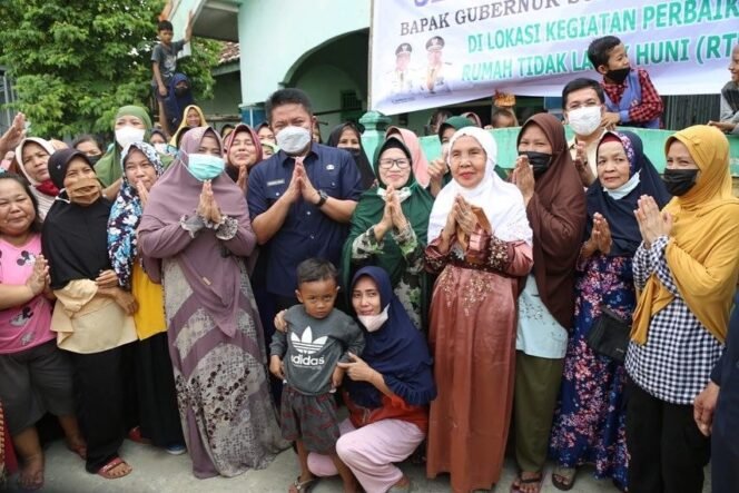 
Warga Gang Lama Plaju Ucapkan Terima Kasih, Selain Bedah Rumah Herman Deru Beri Santunan Warga Hingga Berobat Gratis