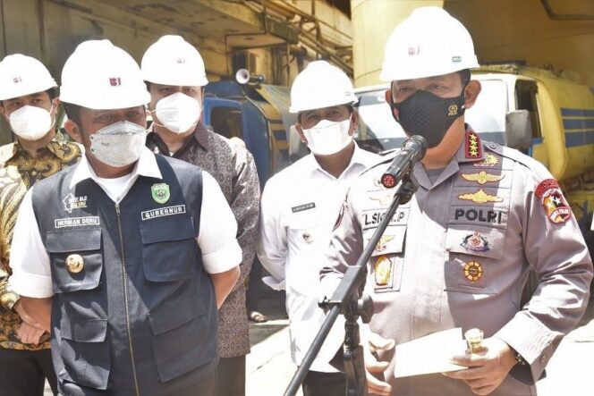 
Herman Deru Dampingi Kapolri Tinjau Produksi-Distribusi Minyak Goreng Curah di Banyuasin