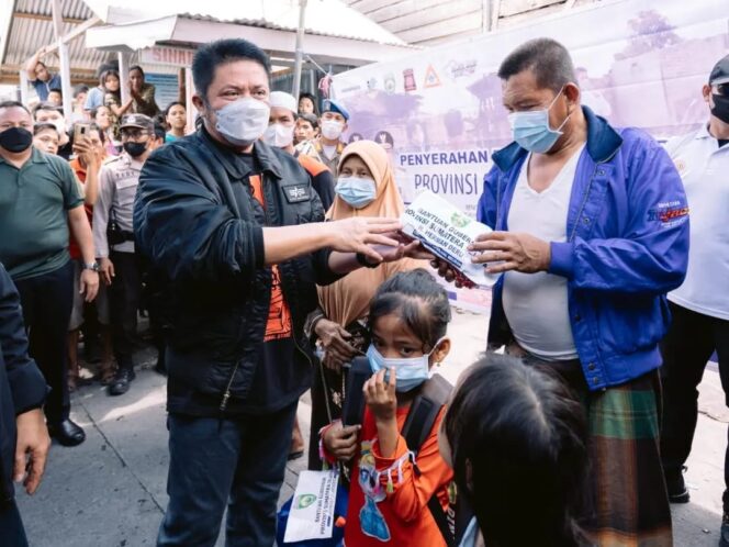 
Turun Langsung Ke Lokasi Kebakaran, Herman Deru Berikan Bantuan dan Semangati Korban Kebakaran di Sungsang