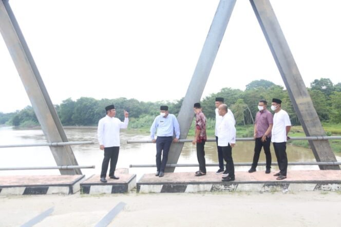 
Herman Deru Tinjau Progres Perbaikan Jalan Penghubung Desa  Campang Tiga OKU Timur dan Desa Muara Kuang Ogan Ilir