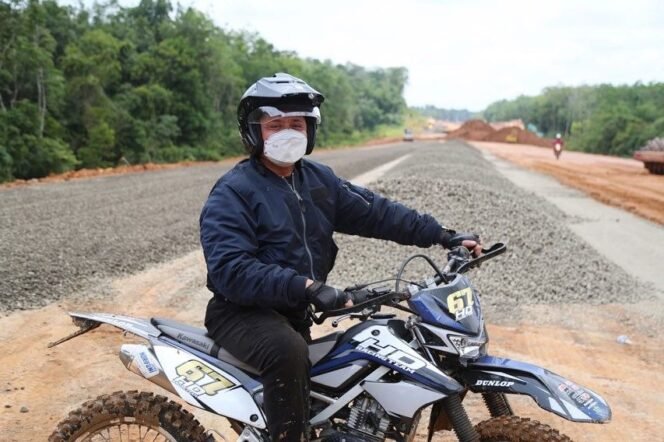 
Kendarai Sepeda Motor, Herman Deru Cek Langsung Progres Jalan Tol Kapal -Betung
