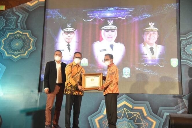 
Komitmen Majukan Ekonomi Syariah Pemprov Sumsel Raih Dua Penghargaan Pada Ajang Anugerah Adinata Syariah 2022