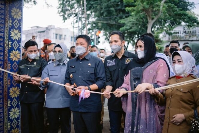 
Peduli Dengan UMKM, Herman Deru Dapat Penghargaan dari Persatuan Pedagang Kecil Sumsel