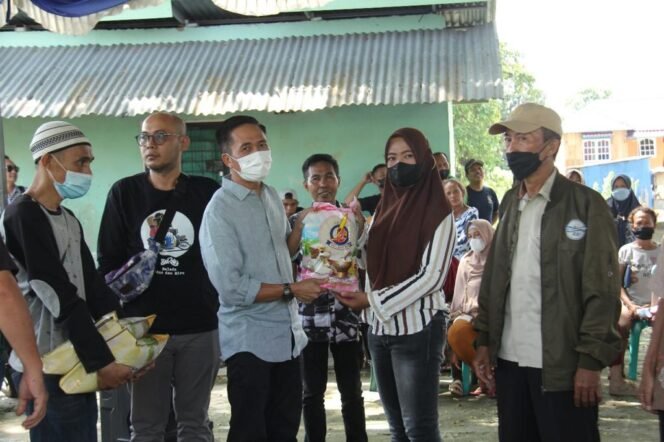 
Ratu Dewa Serahkan 1.250 Kg Beras ke Masyarakat