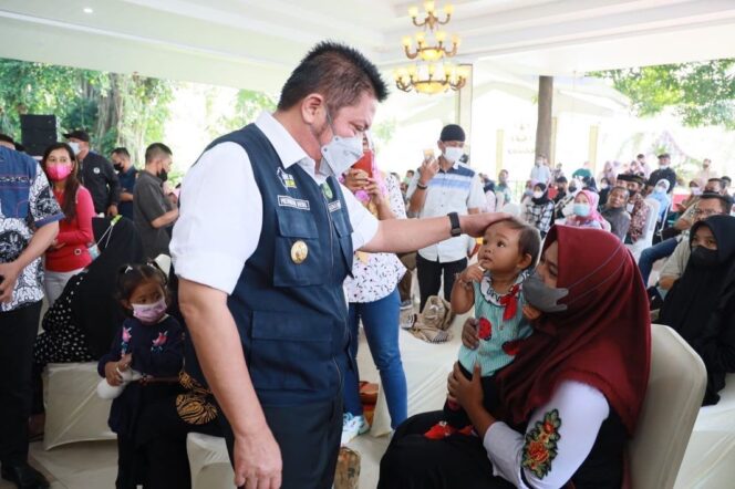 
Herman Deru Salurkan Bantuan Modal Bagi Pemilik Warung Rumahan Dalam Palembang