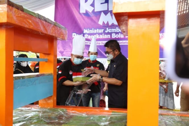 
Bolu Kojo Miniatur Jembatan Ampera Karya BKOW Sumsel Buat Bangga Herman Deru