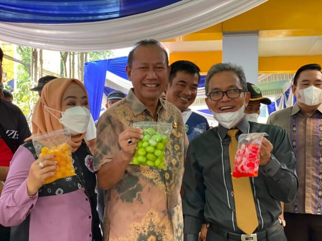 
Dharma Wanita Dinas PUBM-TR Gelar Bazar Murah, Warga Antusiasi Datang