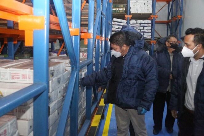 
Antisipasi Kelangkaan Daging, Herman Deru Tinjau Ketersediaan Stok Daging Beku Dikomplek Pergudangan PT Sriwijaya Mas