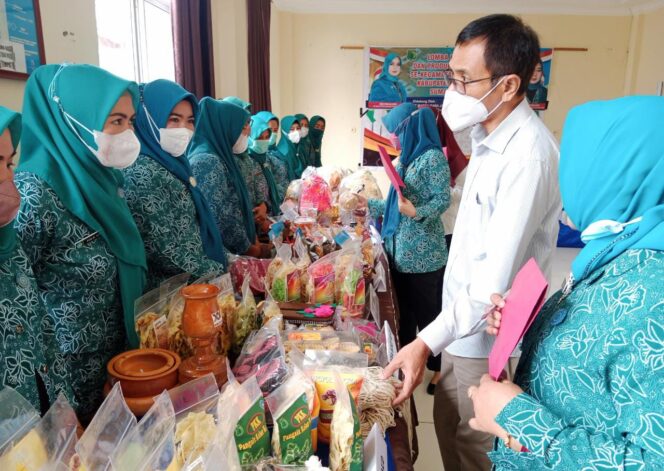 
					Foto 2: Dewan Juri sedang melakukan penilaian didampingi Perwakilan PT MBJ, Anton Wasito. (Dok. Ist) 