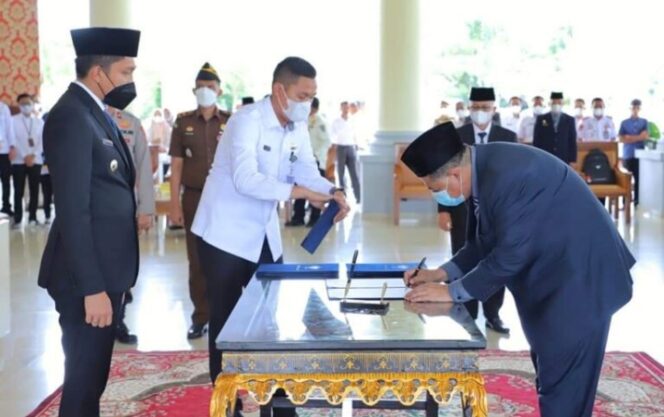 
					Lantik 246 Kepsek dan Pengawas Ini Pesan Bupati Panca