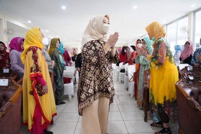 
Eratkan Silaturahmi, Feby Deru Hadiri Halal Bihalal BKOW Sumsel