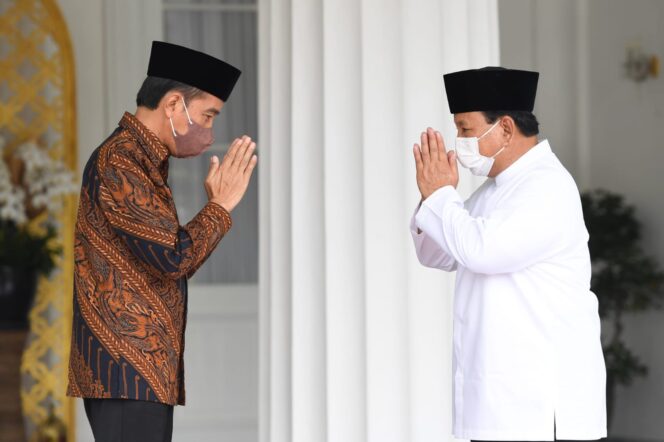 
Presiden Jokowi dan Menhan Prabowo Bersilaturahmi di Gedung Agung